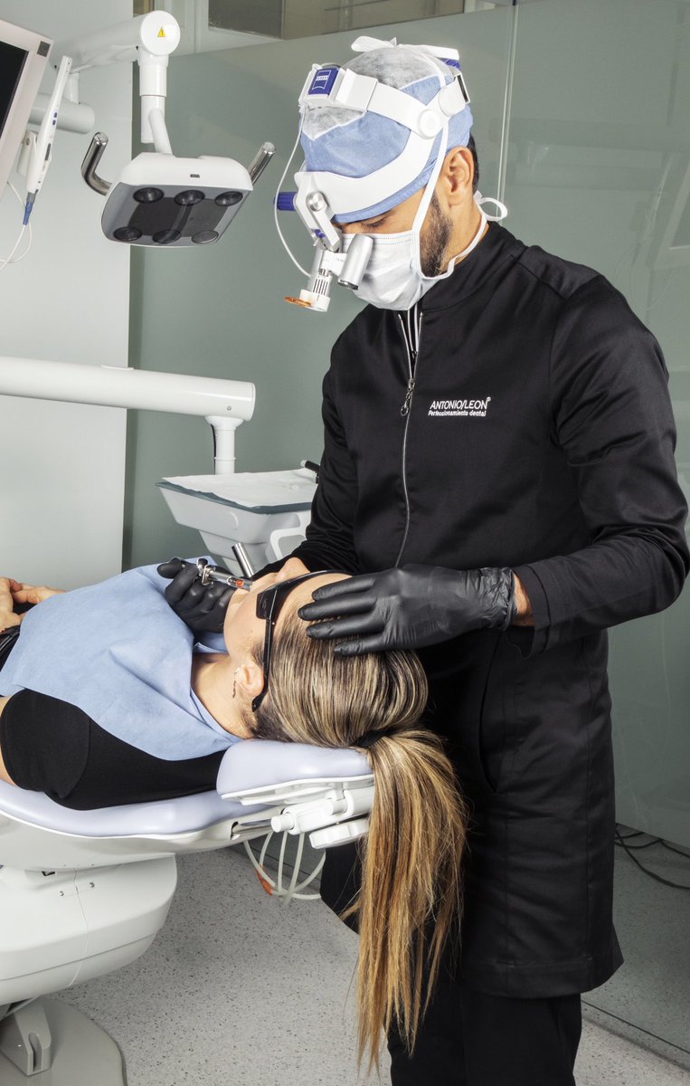 DRANTONIOLEON's tweet photo. Confianza, es lo que mis pacientes dicen que les trasmito. #wherethemagichappens .
.
Gracias @gaphant_ por mi atuendo. 
#confianza #perfeccionamientodental #veneers #porcelainveneers #veneers_smile #cercdoctors #acidohialurónico #dentalcases #drantonioleon #sonrisasantonioleon https://t.co/dAKCoL3DXl