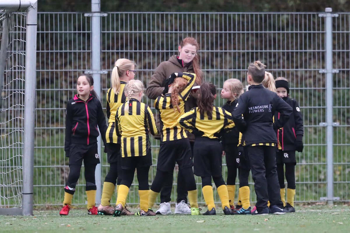aartje35's tweet photo. Trots op mijn #dochter #trainster #leidster van dit super leuke #meidenteam JO9-6M @vvrbb Iedere week #traint ze 2x en op zaterdag de #wedstrijd. FOTO: Team van de week: Rijnsburgse Boys JO9-6M https://t.co/S0neIcbP7Q https://t.co/l9TlzolwqO
