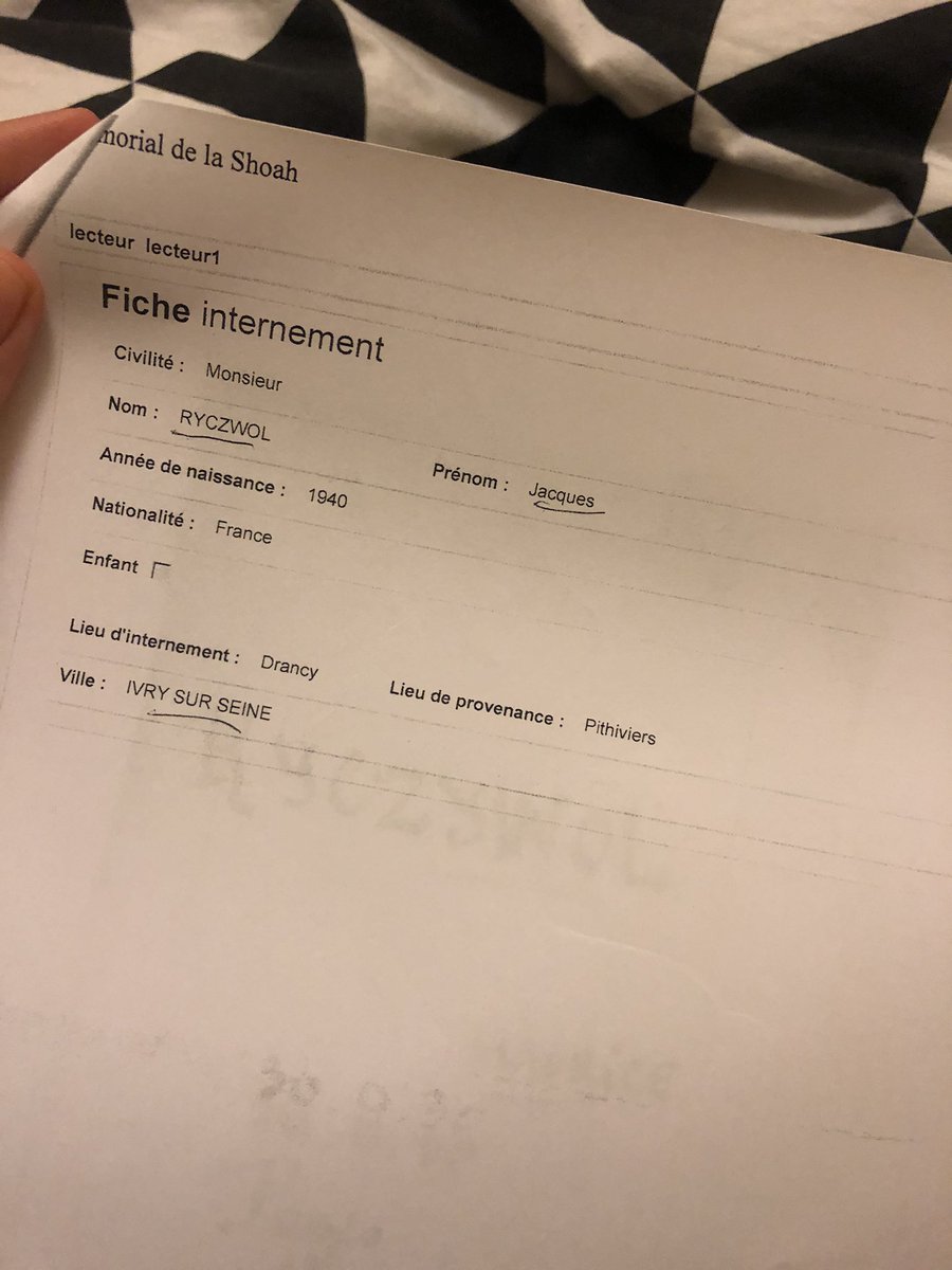 Je vais vous présenter un enfant qui s'appelle Jacques. Jacques est né en 1940 et vit à Ivry Sur Seine dans le 94. Jacques Ryczwol c'est mon grand cousin. A deux ans il est deporté et tué. Jacques n'a presque pas vécu. Jacques n'a pas de photo. Son identité c'est le convoi n°26