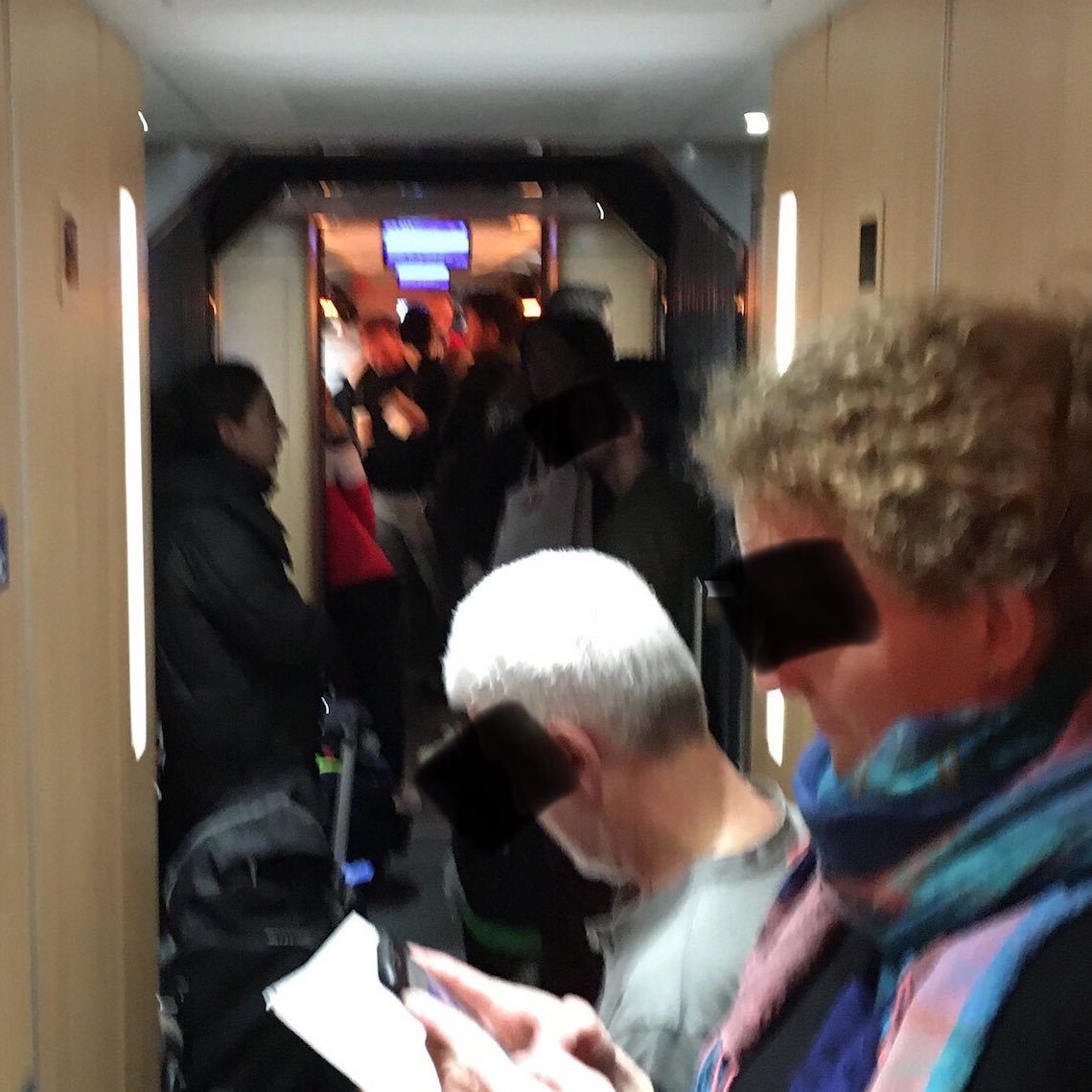 TobiasBringmann's tweet photo. Vorweihnachtsstimmung bei Bahn - voller #ICE nimmt Wildsau mit und die Fahrgäste erhalten gerade die dritte Stunde Kollektiverlebnis beim Warten. Ist das der Beitrag, den sozialen Zusammenhalt zu fördern? Sit-ins auf den Gängen, Schlangen vor dem Bordbistro...
#ICE613 @DB_Bahn https://t.co/sgg6hNvafK