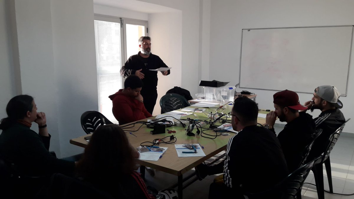 IJExtremadura's tweet photo. Tarde de cables y ordenadores construyendo arduinos 📱💻 en nuestro @EcjZafra con @XtreneMakerLab. https://t.co/p3YG0mChvb