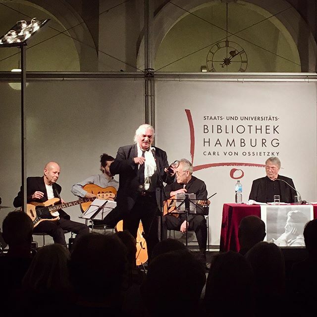 StabiHH's tweet photo. Im Lichthof der Stabi liest Henning Venske aus Torndo Rosenbergs Buch „Die Geschichte von Lani Rosenberg und Mama Blume“ #lesung #konzert #hamburg #stabihh #tornadorosenberg #henningvenske #lichthof https://t.co/3p1bi00qUF https://t.co/nLYhTpBihg