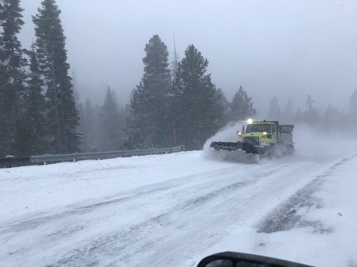 WSDOT_East's tweet photo. Blewett Pass is has been reopened with chains required. 

Be sure to give plenty of room between you and the car ahead of you when you're driving, and take care around WSDOT plows! https://t.co/k1ZXvudO2S