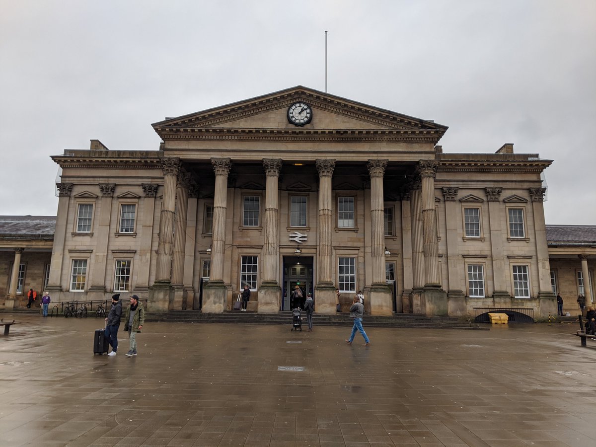 A short thread on Huddersfield: a textiles town whose growth was boosted by the arrival of rail. The station, designed in Classical Corinthian style by JP Pritchett in 1848, is ‘one of the best early railway stations in England' (Pevsner). 1/7