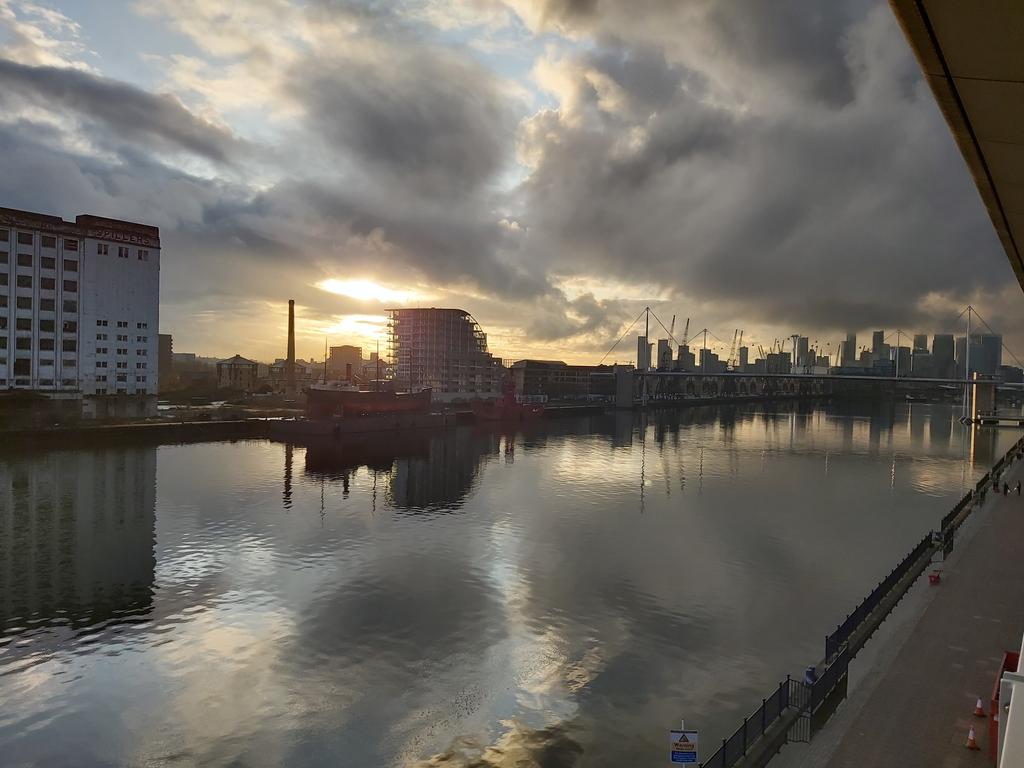 Fab roundtable <a href="/HomesEvent/">Housing Week, London</a> talking about how we can face the challenge of improving build quality. Off to look up Project etopia at the <a href="/BRE_Group/">BRE Group</a>. Good to discuss how <a href="/BuildingBetterX/">Building Better: Community of Practice (BB:CoP)</a> could help us rise to the challenge!+what a view!