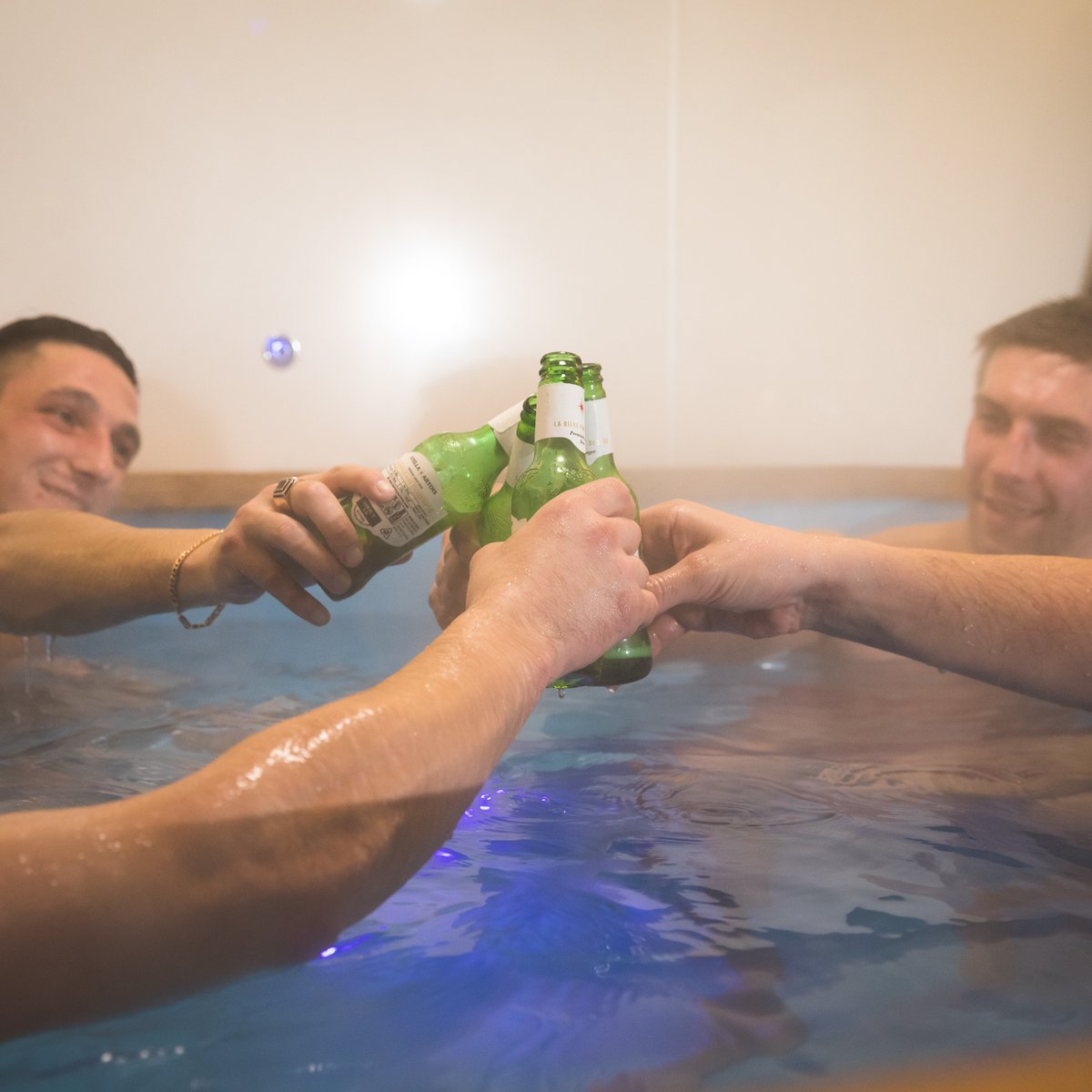 Bedroam's tweet photo. Get your group booked in for 2020 &amp; relax!! 😀🚌🍻🍹

#holidays2020 #hottub #sauna #bedroam-bus #glamping #stagdo #hendo #yorkshireholidays #bedroam # https://t.co/TEKhkWs8Jd