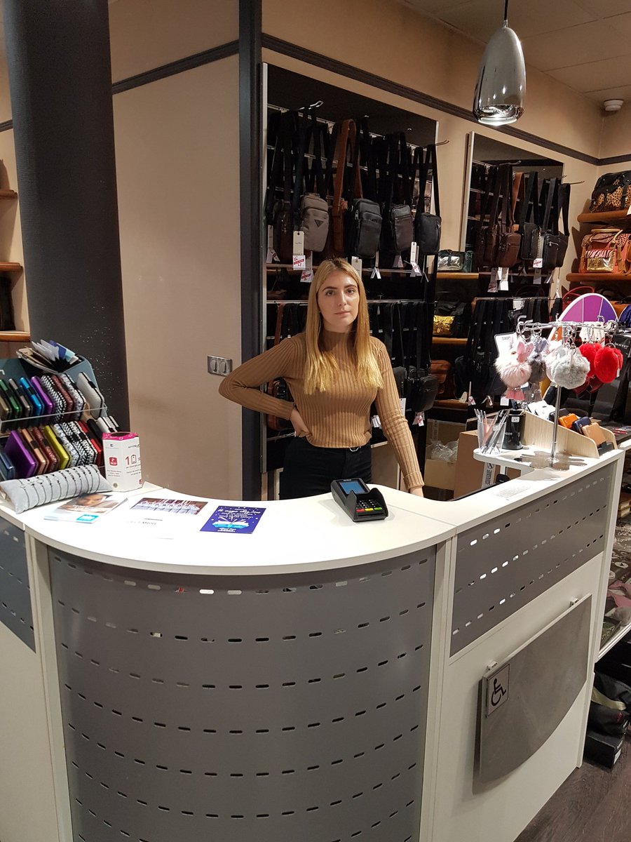 BerquerPhilippe's tweet photo. Accueil d'Elodie en terminale Bac pro commerce pour un stage d'un mois en Maroquinerie #Maroquinerie #Dieppe #Normandie #Commerce #Stage #BacProCommerce #LyceeDuGolf https://t.co/hmCnk70Kly