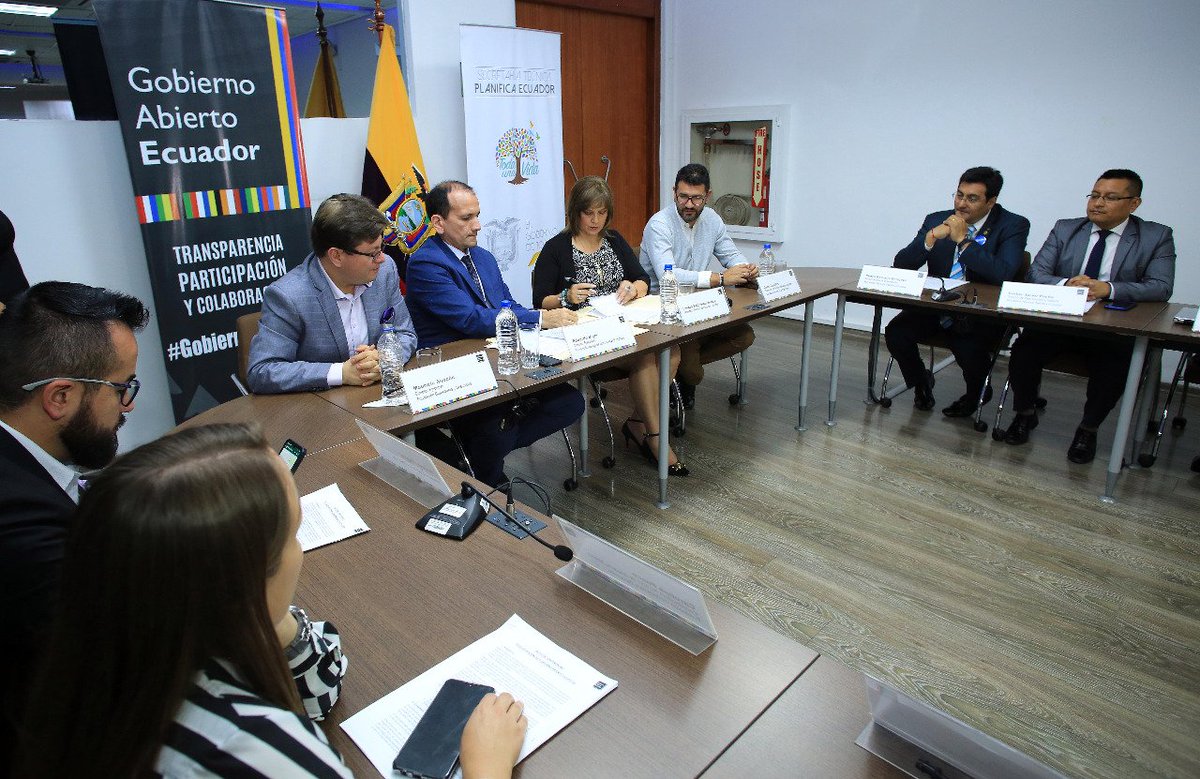 PlanificacionEc's tweet photo. Firma del Acta de Compromiso entre #PlanificaEcuador y @fundapi con el fin de generar un trabajo conjunto en el Re-diseño y Actualización del Portal de Datos Abiertos. Participa nuestra Ministra @KathyArgottyB y el director de #Fundapi, @edobejar. ✒✍📝
#GobiernoAbiertoEc🇪🇨💻📲 https://t.co/Tth4ktnwHG