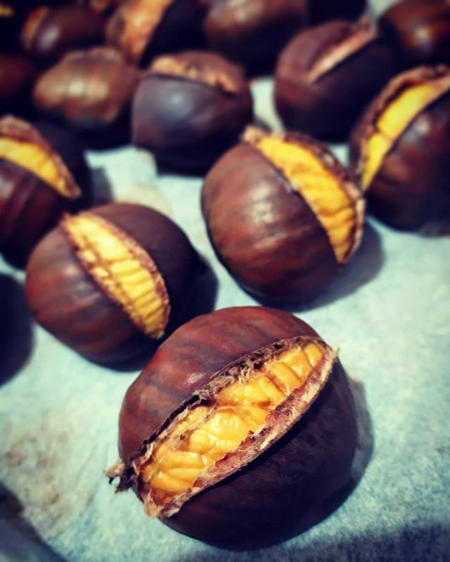 La soddisfazione, dinanzi ad una castagna che si "apre"senza remore, è come quella che provi nel mangiarla.Due piaceri imprescindibili🌰🌰🌰🎄
#dolcideliziedicasa
#goodvibes #autumn #castagne #foodblogger #foodphotography #italianfood #globyfood #homeswe… ift.tt/35DRiO1