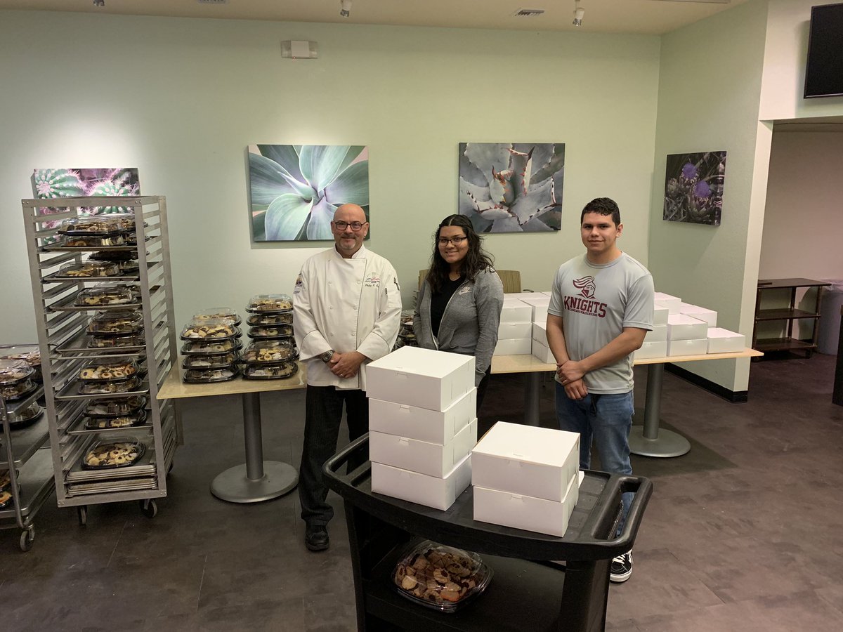 MrKemp2011's tweet photo. Thanks Metro Tech Culinary for the bakery service this holiday. The Kemp household is loading up on pies and cookies #supportyourlocalhighschool @PhoenixUnionHS https://t.co/DLERRrr4ih