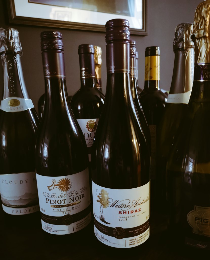 FedbyTedUK's tweet photo. What's that, @sainsburys running a 25% off wine deal? Wang them 50p amd they'll drop it at your door. #tedrecommends https://t.co/vqkporAwaQ