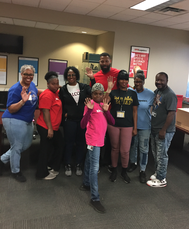 XPOLogistics's tweet photo. Our employees in Memphis, TN participated in #PursesWithPurpose, assembling and donating 72 purses packed with toiletries to their local battered women shelter. Find out how you can help make a difference at https://t.co/E0UluYvGAD. #UnitedInGiving #WeAreXPO https://t.co/X5hpt0zlWF