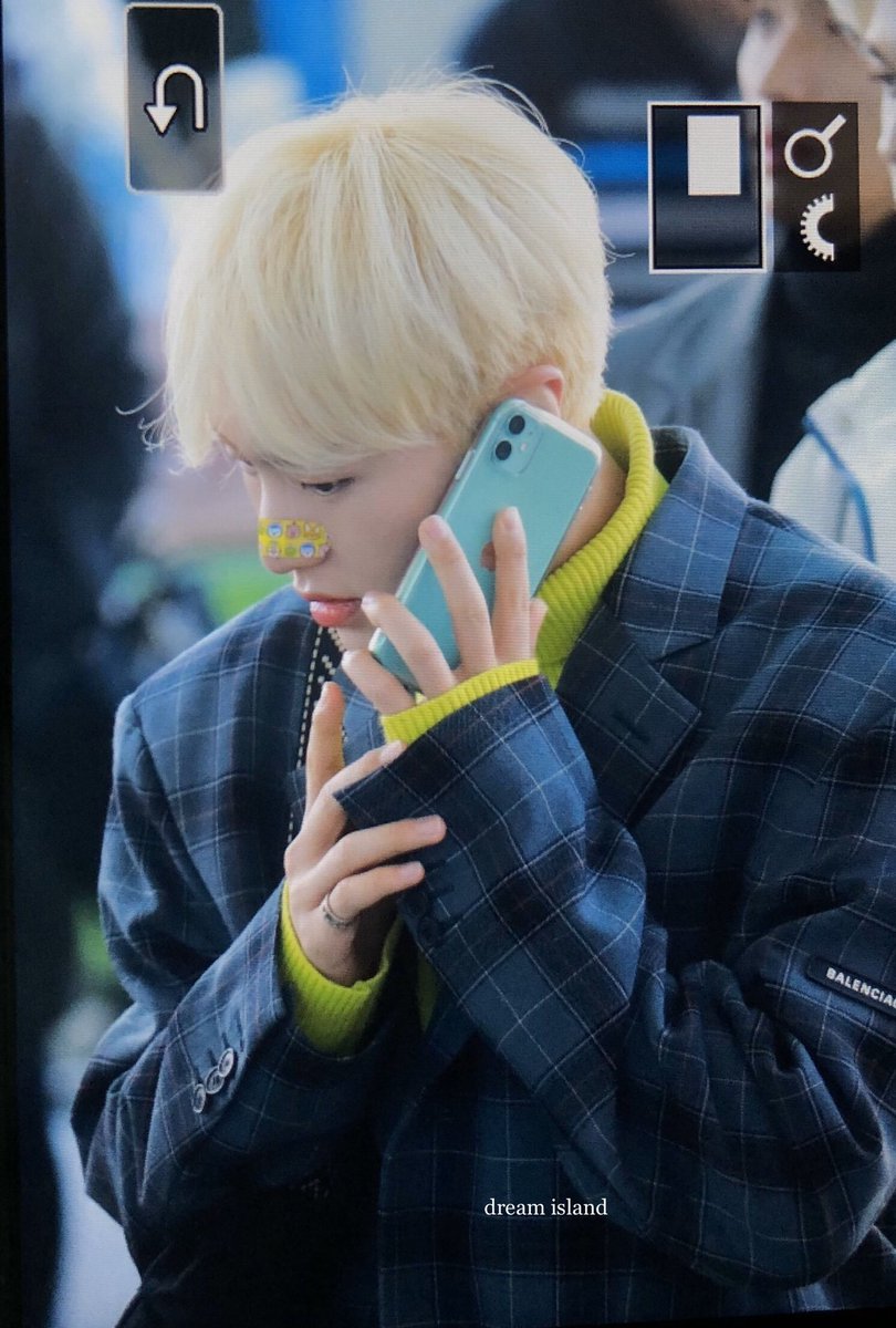 REST) seventeen fashion style 📌 on Twitter: "Seventeen members using  IPHONE 11 hoshi: green jeonghan: white cr. dreamofu_615 (hoshi pic), on pic  (jeonghan pic)… https://t.co/tsW3GPyn67"