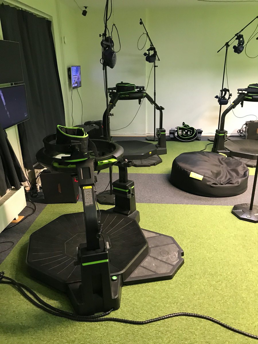 Hieno ja erikoinen kokemus—käytiin porukalla kokeilee 360xp Virtual Reality. VR-lasit ja liikkeiden seuranta liukualustalla erikoiskengillä teki kokemuksesta hienon. Siihen päälle ravintola Saslik livemusiikin kera kruunasi   hienon illan. Kiitos mukana olleet!