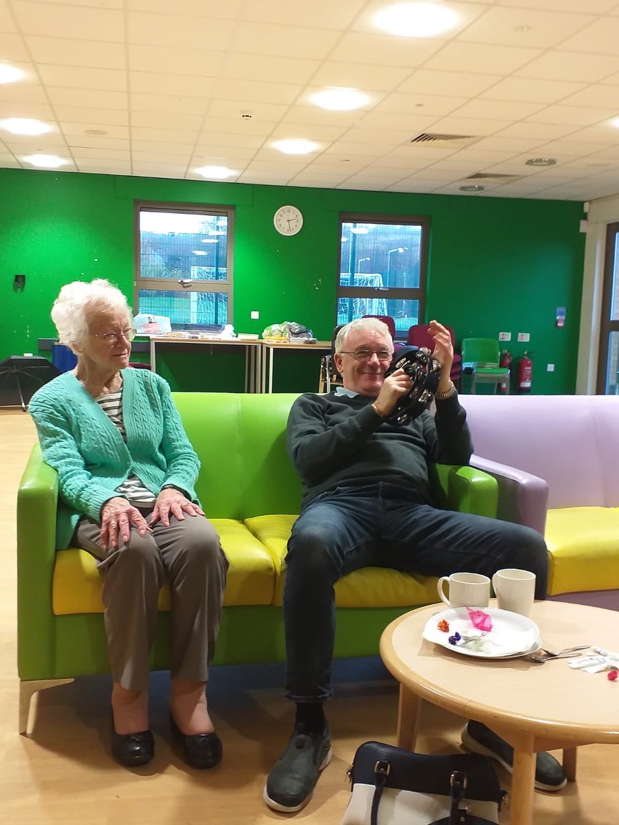 Music therapy for people living with #dementia in one of our groups provided by #KingfisherDementiaServices @AgewellInfo @DebAgewell if you need help and live in #Sandwell or have a GP in Sandwell get in touch