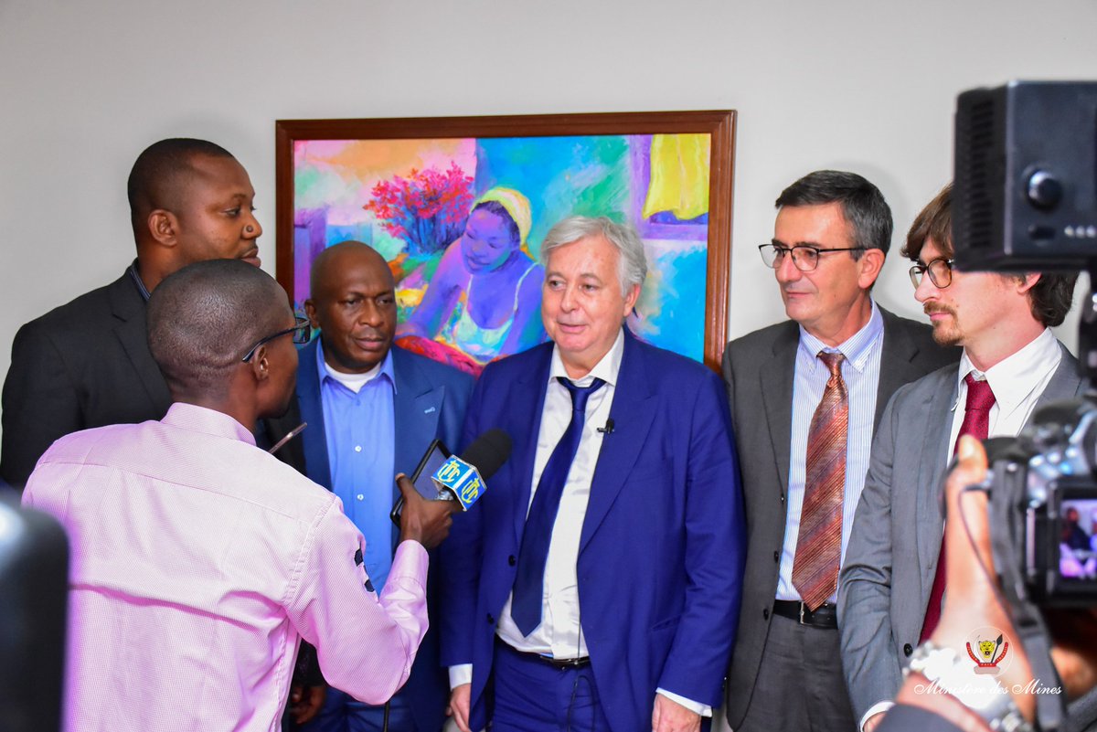 Mines_RDC's tweet photo. le Min. des Mines, @KitoboWilly a accordé deux audiences ce mercredi 27 novembre dans son cabinet de travail. La 1ère avec le Directeur Régional d'International Finance Corporation et la 2ème avec une délégation d'Engitec Technologies. Ces sociétés souhaitent investir en RDC . https://t.co/6V9RSpKDiI