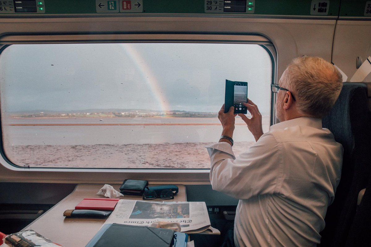 Corbyn flashes his spanking new Galaxy Note 10, costing £1199,  whilst travelling First Class. 

Luxury Communism....

#GE2019