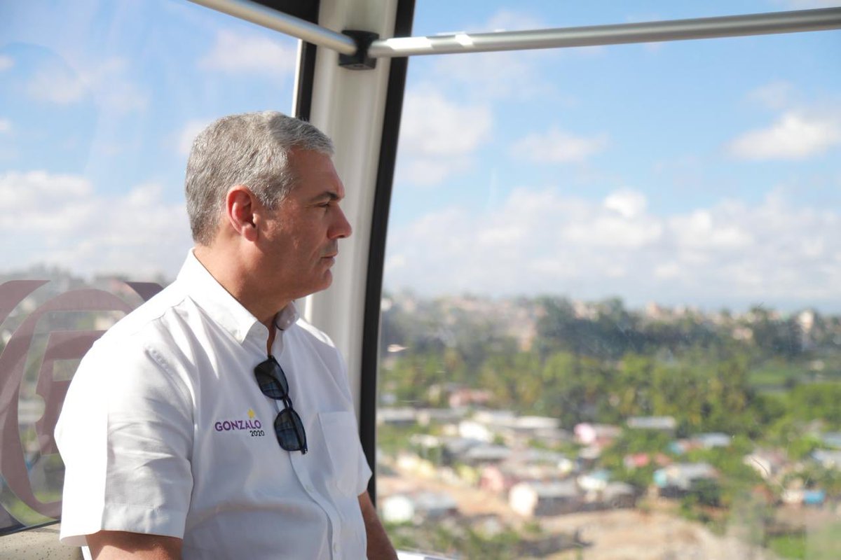 GonzaloCastillo's tweet photo. El #TeleféricoDeSD mejoró la vida de 11,000 usuarios y su construcción generó miles de empleos. Vamos a seguir construyendo estas obras que traen soluciones y trabajo a los dominicanos.

#GonzaloPresidente2020 #aTrabajar
#GonzaloTeEscucha #GonzaloEsPueblo #SDEesDeGonzalo https://t.co/MG31rBcUir