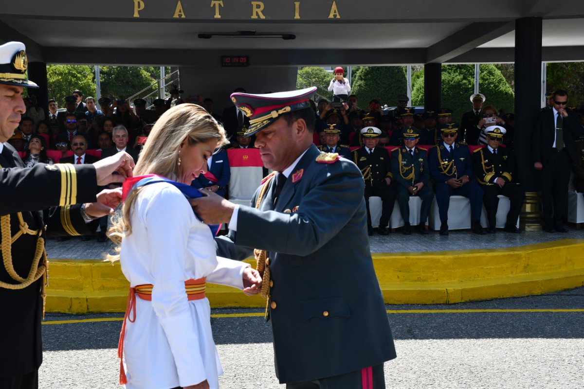 Esta mañana recibí la condecoración 'Cnl. Eduardo Avaroa' por las Fuerzas Armadas a mi investidura como Presidente Constitucional y Capitana General de las Fuerzas Armadas de Bolivia