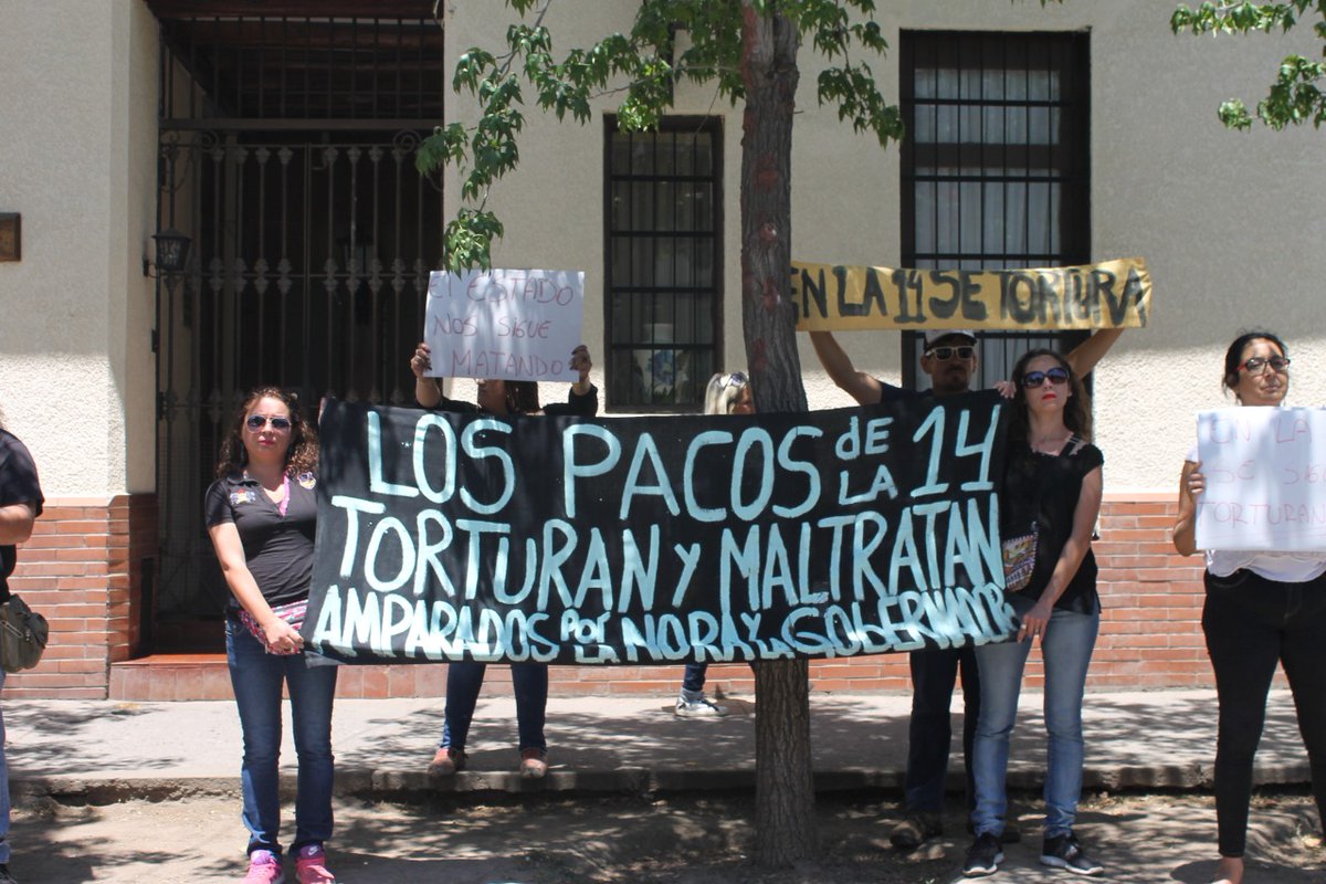 SbUnidad's tweet photo. Manifestación pacífica y silenciosa frente a la 14 comisaría, a favor de la paz y en contra de la violencia estatal representada por la policía represiva.
#NosCansamosNosUnimos 
#LaLuchaContinúa https://t.co/yKGO86Hk5e