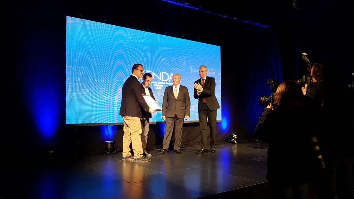 Llamalociencia's tweet image. Federico Martinón y Antonio Salas del grupo de investigación GENVIP recogen el premio #zendalawards dotado con 5.000 € por su trabajo en infecciones, ensayos clínicos y colaboraciones establecidas, y destacan la calidad "de su equipo humano" @zendalgroup