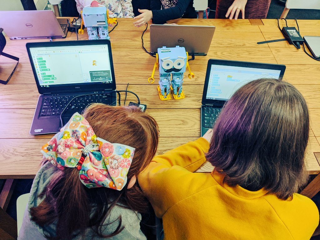 CodeBaseStirl's tweet image. Whoop 🙌🤖 we&apos;re loving playing around with Marty! Massive thanks to @RoboticalLtd for visiting us ♥️🎉 #codelikeagirl #girlscancode