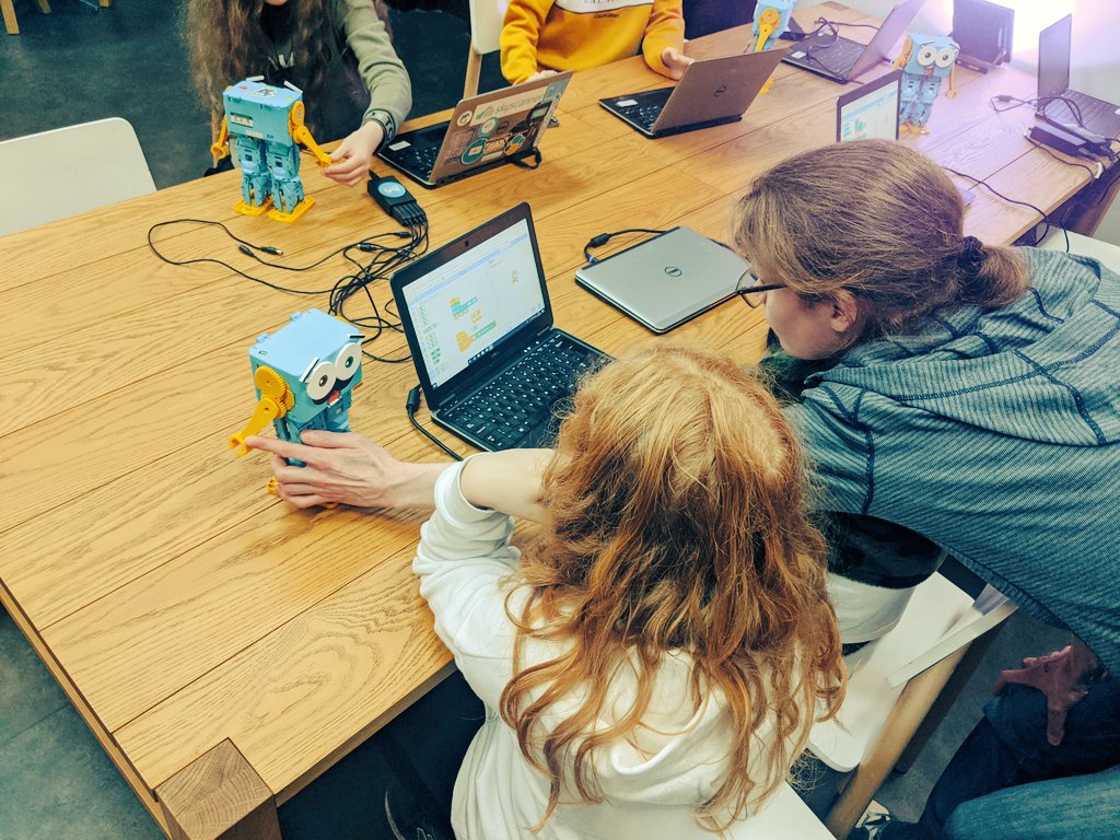 CodeBaseStirl's tweet image. Whoop 🙌🤖 we&apos;re loving playing around with Marty! Massive thanks to @RoboticalLtd for visiting us ♥️🎉 #codelikeagirl #girlscancode