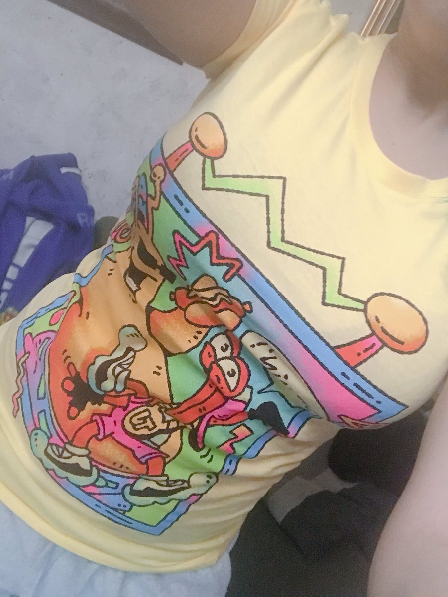 Kireinoyuri's tweet photo. Ya tengo los regalitos de cumple tardío por parte de @JorjoNucor muchisisisisisiisissimas grax que estoy in love de lo bien que me quedan xDDDD y la taza es una chulada también #sayga #toejamandearl #tazamolona https://t.co/j4UWtCzByG