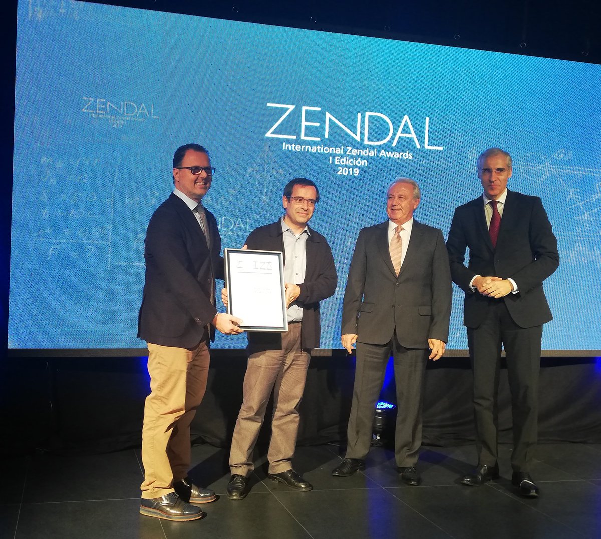 zendalgroup's tweet image. . @GENVIP_RESEARCH, equipo de investigación liderado por  @fedemartinon y #AntonioSalas recibe el premio al mejor proyecto en esta primera edición de los #ZendalAwards. Hacen entrega Francisco Conde conselleiro Economía e Industria de @xunta y Esteban Rodríguez CEO Biofabri.