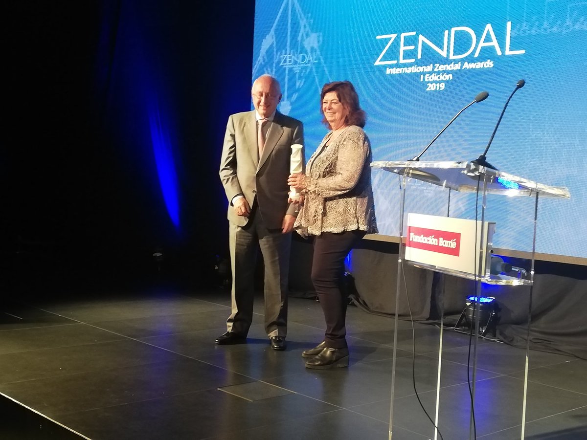 zendalgroup's tweet image. . @RegiVallet es homenajeada en esta primera edición de los #ZendalAwards por su trayectoria profesional vinculada a la #ciencia e #investigación.
Entrega el galardón Pedro Fernández, presidente de #Zendal.
