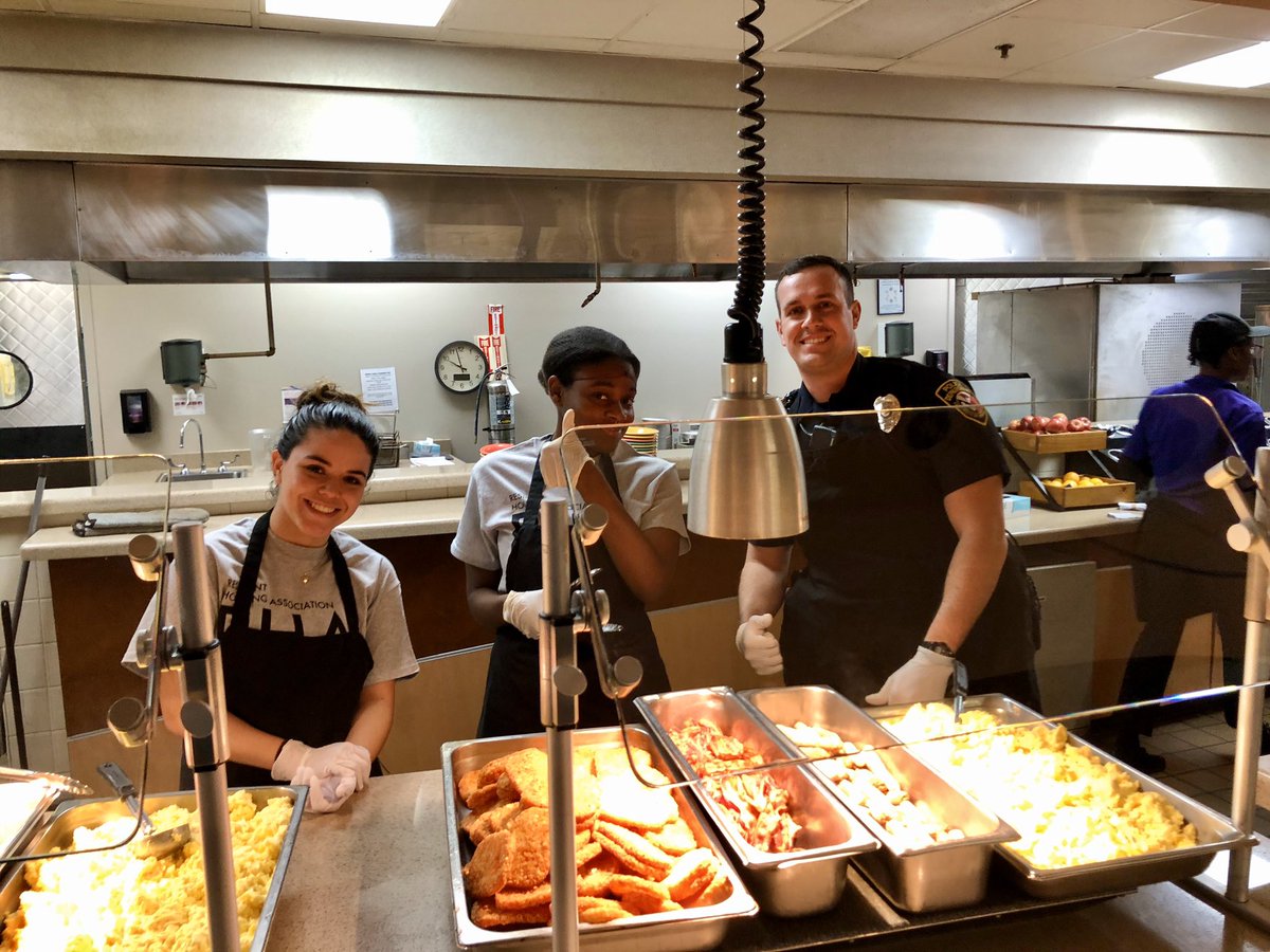 teamDogsHouse's tweet image. It’s not too late to run over to the Caf for some Late Night Breakfast! Thanks to @UCAHousing for making sure that our bellies are full heading  into the homestretch of exams!!