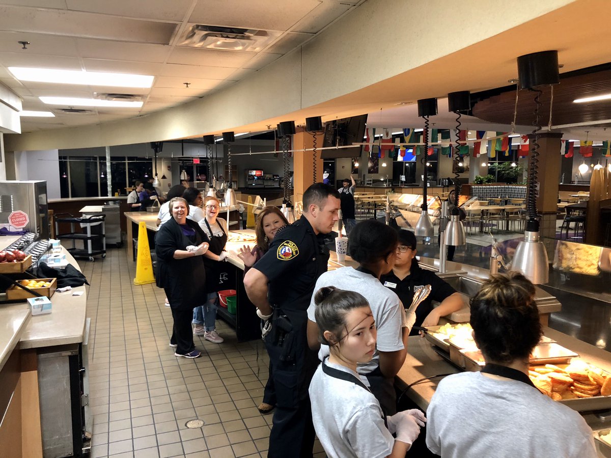 teamDogsHouse's tweet image. It’s not too late to run over to the Caf for some Late Night Breakfast! Thanks to @UCAHousing for making sure that our bellies are full heading  into the homestretch of exams!!