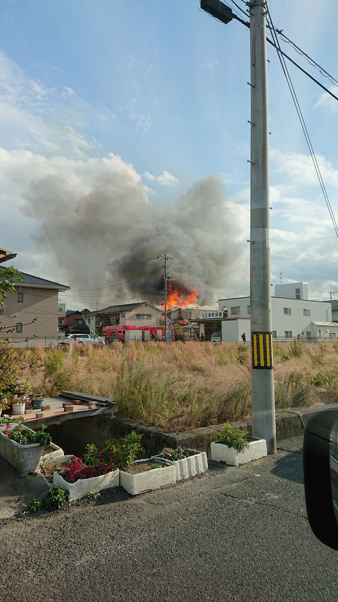 岡山市南区で住宅が燃える火災の現場画像