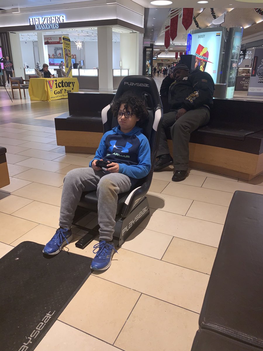 quenhasty09's tweet photo. This controller’s not working but I’m still gonna play ⁦@FortniteGame⁩ ⁦@ChristianaMall⁩  ⁦@Xbox⁩ https://t.co/D4QkQFHmmr
