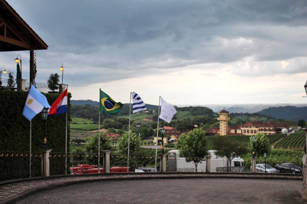 guilhermepasin's tweet photo. E amanhã será realizada a reunião da Cúpula do #Mercosul com nosso presidente @jairbolsonaro. Além dos chefes de Estado da Argentina, Uruguai e Paraguai #bentogoncalves https://t.co/BDahjUmVjT