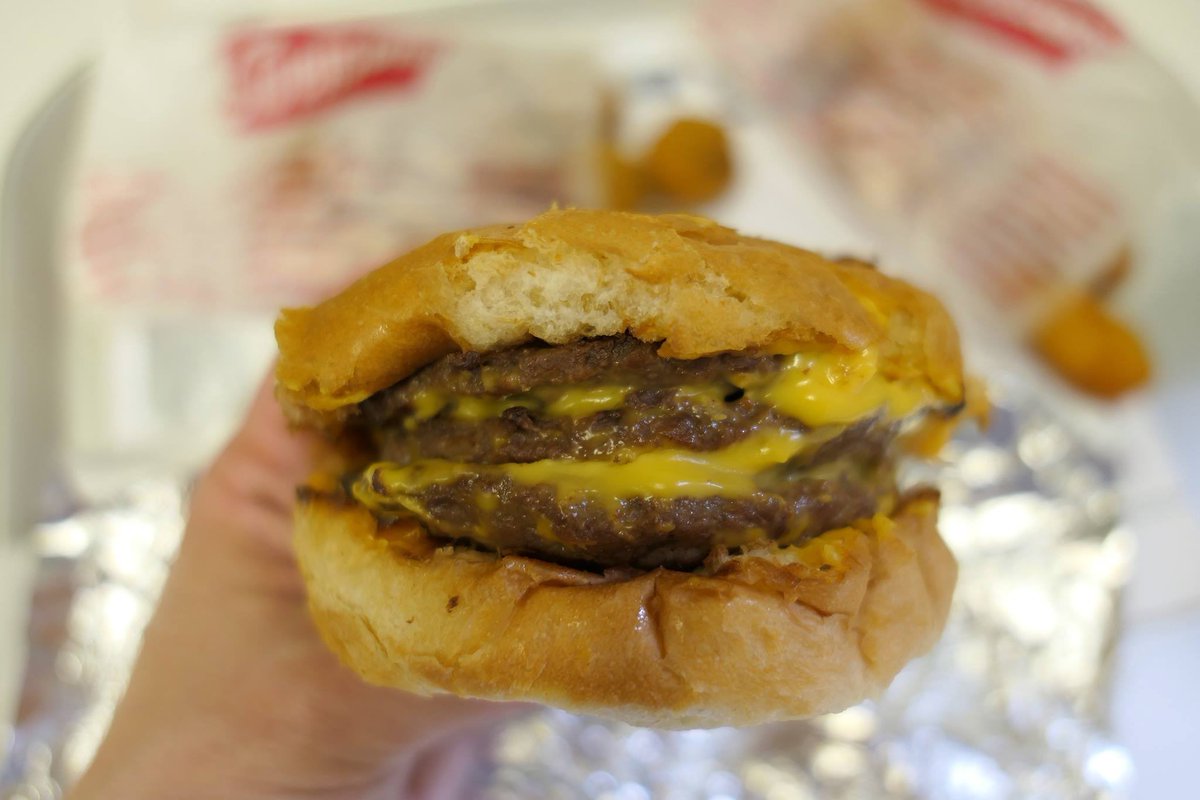SwensonsDriveIn's tweet photo. Premium cuts of freshly ground beef served on a freshly baked, buttered, and toasted bun. That’s delicious. That’s #SwensonsDifferent. #Swenatics #Akron #Cleveland #Columbus https://t.co/wJuf9pcDEA