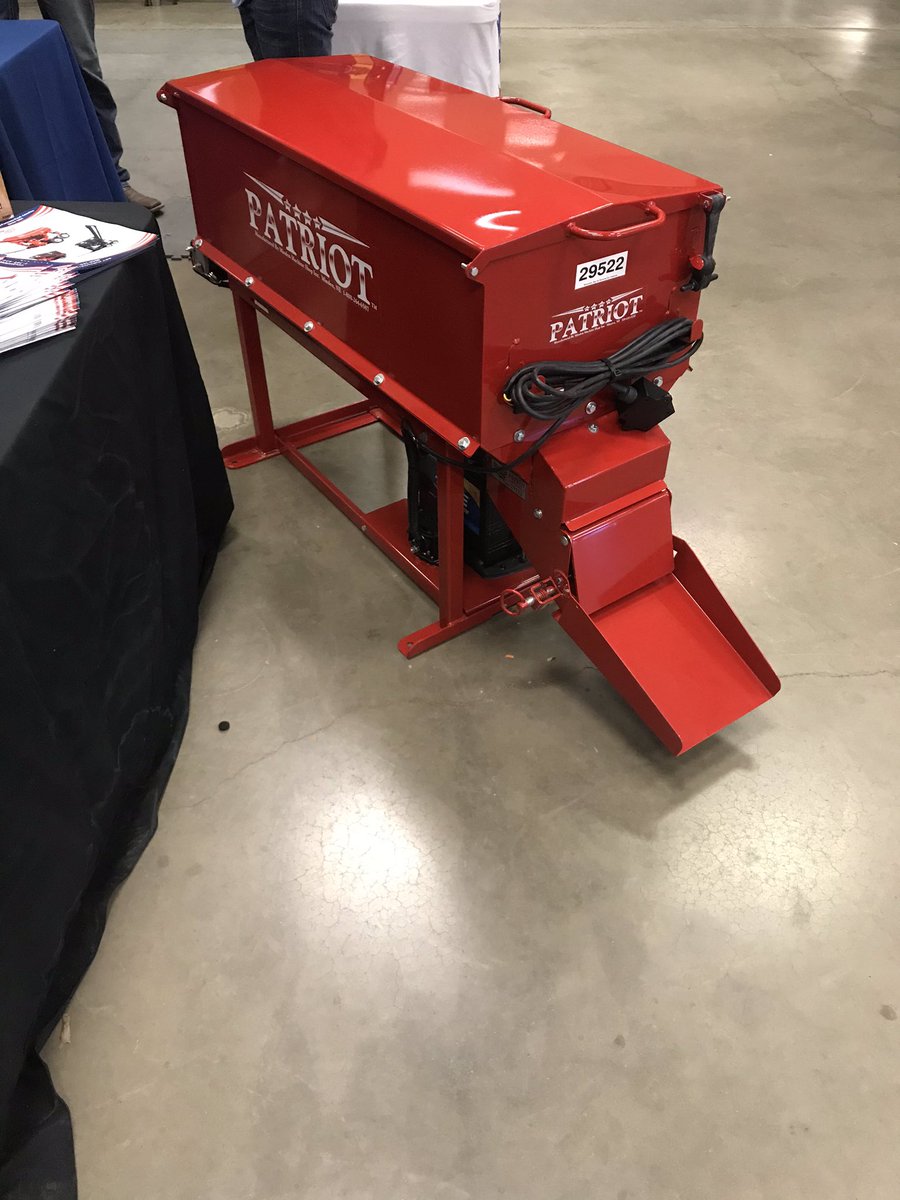 farminsider's tweet photo. this little feller was a star at the #amarilloFarmandRanchshow #Amarillofarmshow #cattlefeeders #cakefeeder https://t.co/5ofFrlOomB