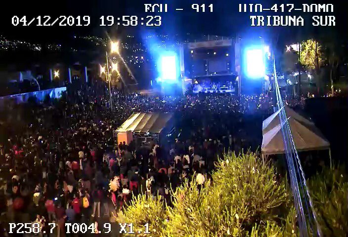 coequito's tweet photo. #AEstaHora | Se desarrolla el #PachaFest en la Tribuna del Sur, se visualiza gran afluencia de gente. Si vas a asistir a eventos de concentración masiva, por tu seguridad, ubica un punto de encuentro con tu grupo de amigos o familia. #FiestasDeQuito2019
Fotos cortesía: @ECU911_ https://t.co/SspvLcmfJq