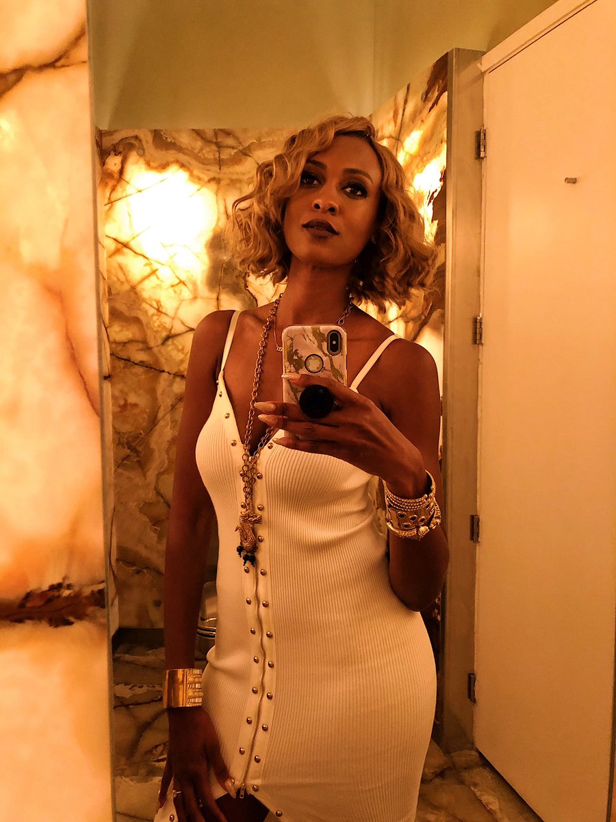 LaurenMaillian's tweet image. Glistening in gold ✨ Makeup by moi 💁🏽‍♀️💄 Good genes compliments of my mama ❤️ .
.
.
.
#ThePathRedefined #Miami #MiamiBeach #ArtBasel #Art #Fashion #Style #Design #Chic #Beauty #CollectWhatYouLove #Life #Success #WomenInBusiness #GettingReadyFor2020