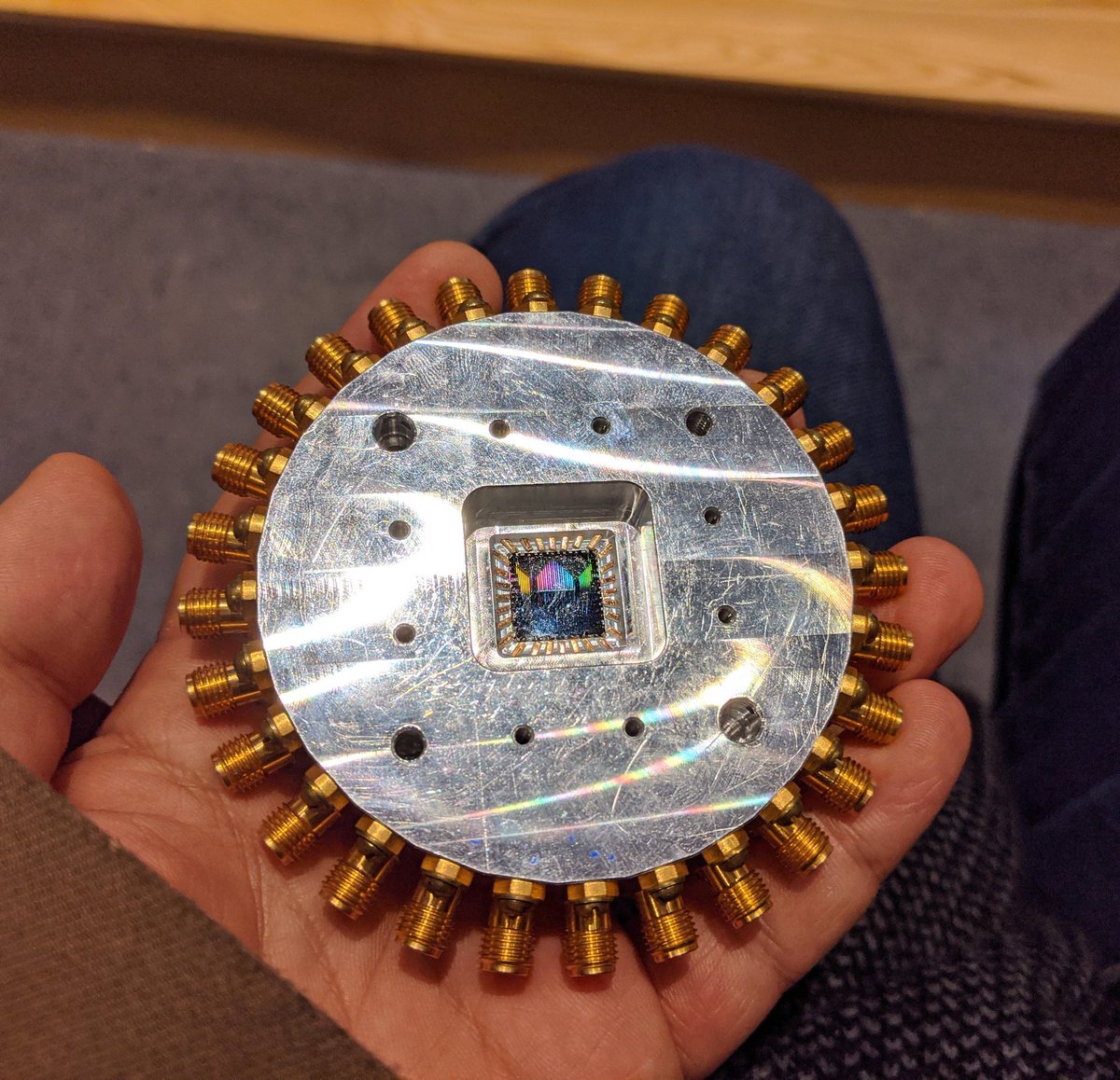 Googleの量子超越のチップ セミナーで見せてもらいました 量子コンピュータのチップ、初めて見た