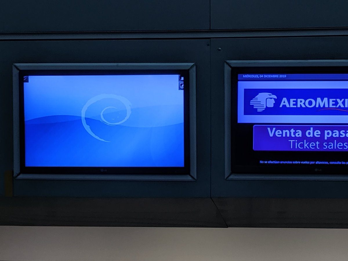 ricardoquesada's tweet image. #debian + #openstep en las pantallas del aeropuerto de Ezeiza