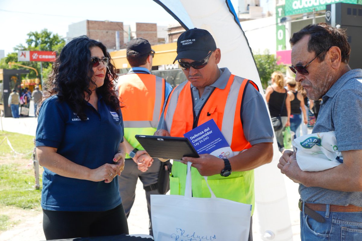 VMerloOK's tweet photo. En los Arcos Romanos de #Neuquén, la ciudadanía pudo disfrutar de distintas propuestas para informarse sobre sus derechos. Desde el @MCiudadaniaNqn seguimos trabajando juntxs, para seguir #ConstruyendoCiudadania. #SemanaDDHH
@OmarGutierrezOk https://t.co/Ev1MFE6mo9