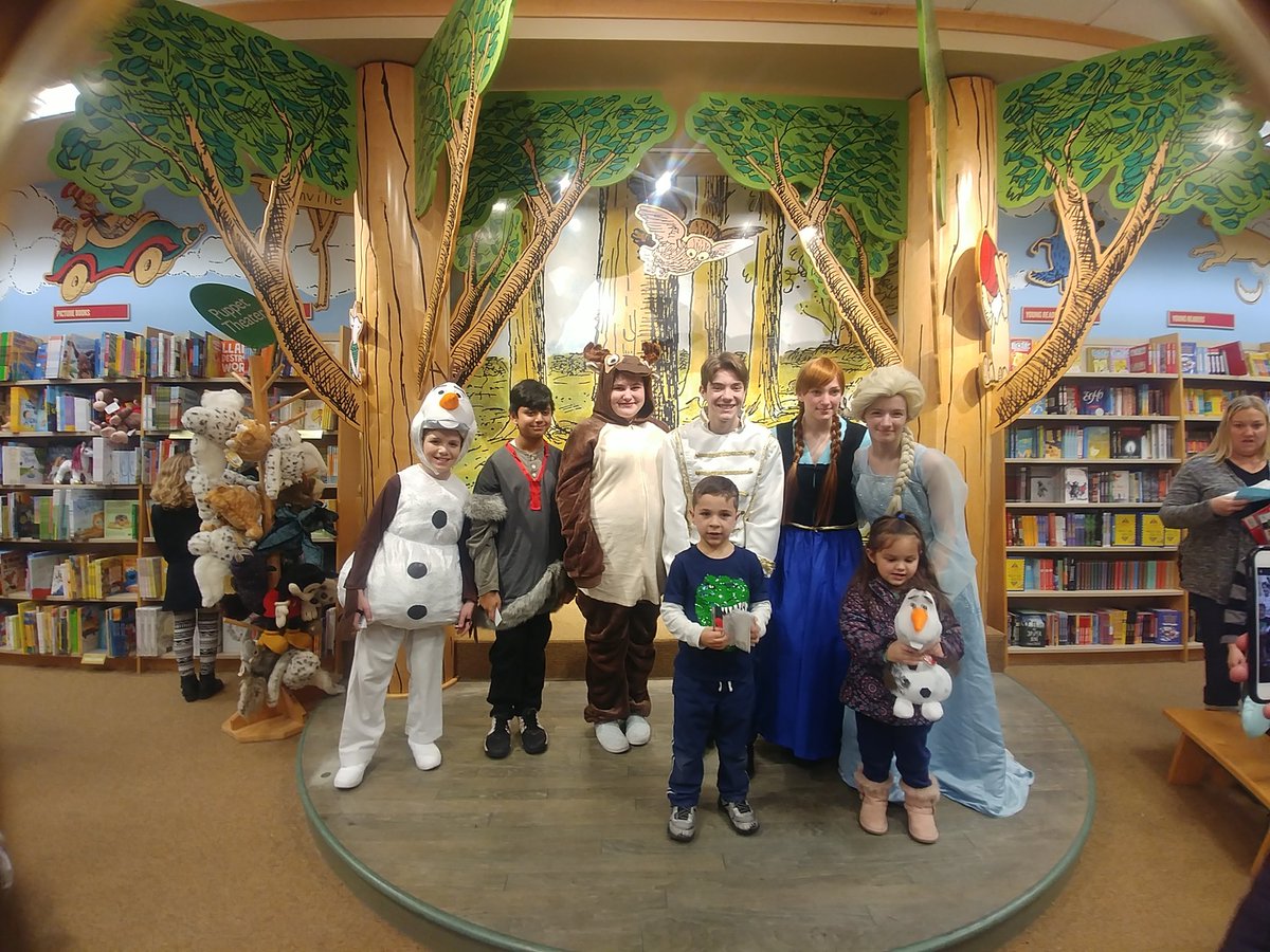 ToscanoJen's tweet photo. The cast of Frozen (from Olympia) read to Pine Brook families this evening at Barnes and Noble. @GreeceCentral @GreeceOlympia @Pinebrookgcsd https://t.co/xQBY6Wp5tN