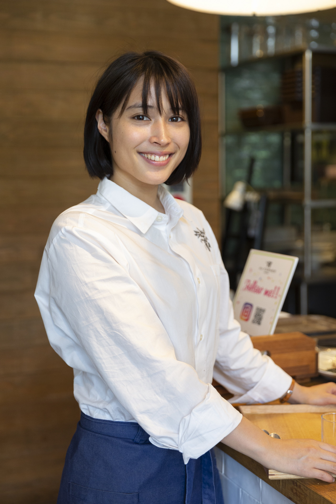 探偵が早すぎる 公式 22年11月9日 水 Dvd Box発売 広瀬アリス さん演じる 十川一華 の新しいバイト先はカフェ 可愛らしいバイト中のショット こんなキュートなカフェ店員さんいたら 毎日通いたくなっちゃいます 探偵が早すぎる 滝藤