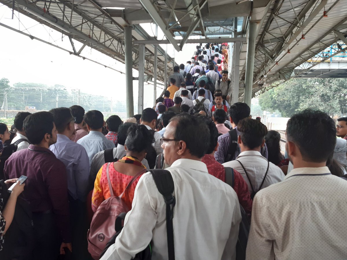 sunilcredible's tweet photo. #PrabhadeviRlyStnMorningScenes!! Towards lower parel end exit it is still a bottleneck. One extra staircase can solve problem.
Remember #ElphinstoneStampede ?
@WesternRly @drmbct please see and do needful @mumbairailusers
#SaveRailwayCommuters
#AvoidTragedy https://t.co/OWpTsdeDbn