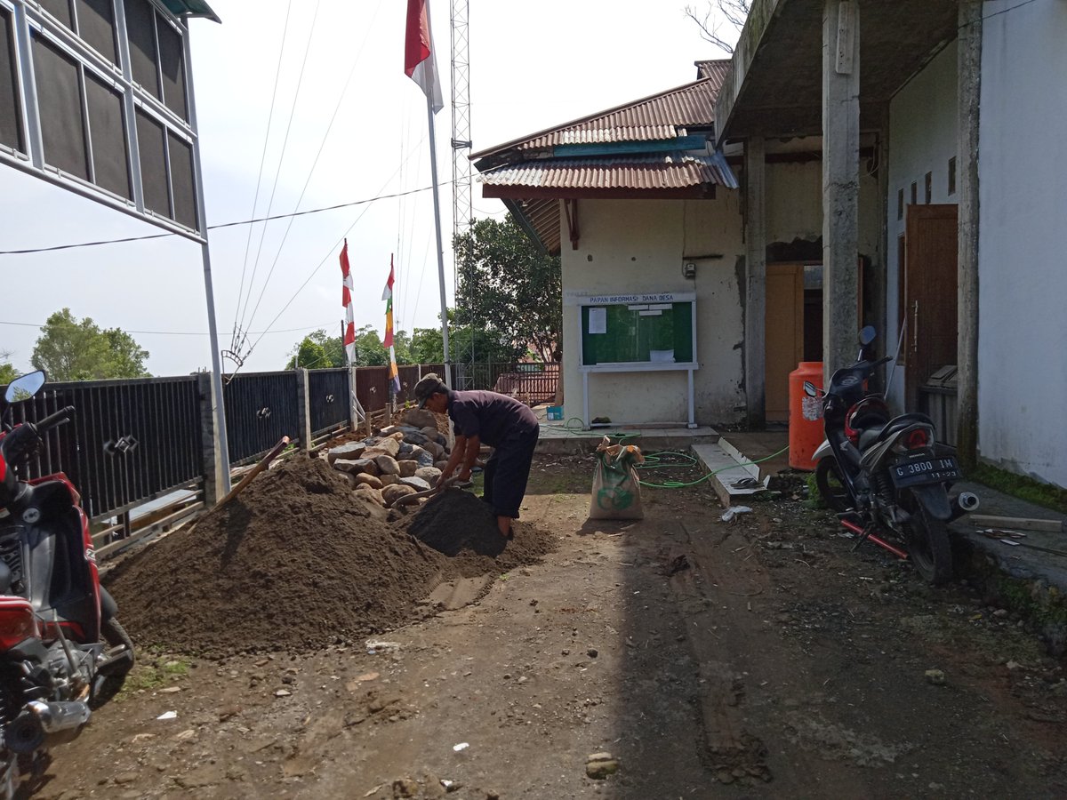 Buka kaki untuk menyambut tahun baru, kantor/balai desa baru dengan harapan dapat membuat warga makin nyaman.
#jatenggayeng #desapintar