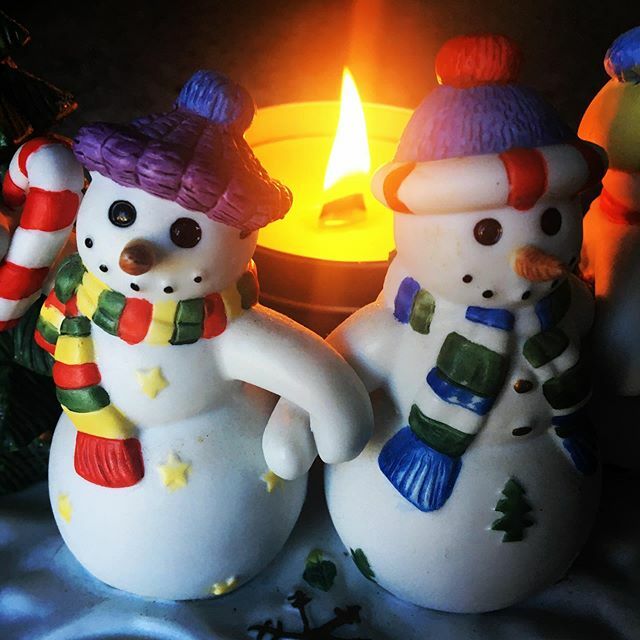 MINIRAMBLE's tweet image. Cozy little close up of a Christmas thrift store find while on vacation. They’re so cute 🥰. Thought they made a great place to display and test my homemade candles. ⛄️😁 #thriftstorefinds  #beeswaxcandles #beeswax #christmas #snowman ift.tt/34Or2Ri