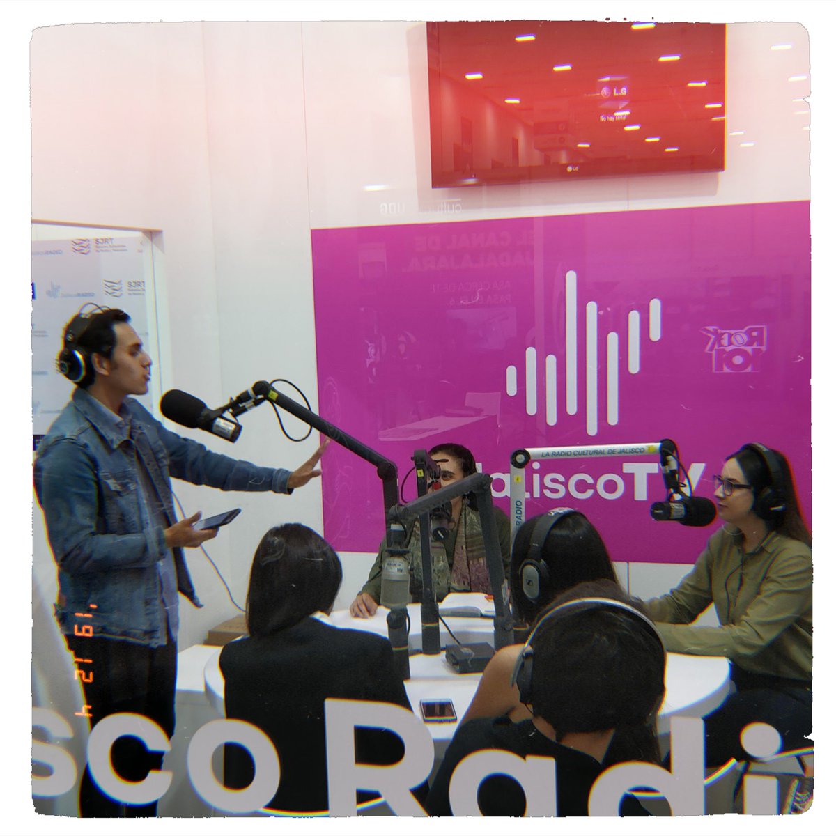 JordLeonel's tweet photo. @JaliscoRadio en @FILGuadalajara
El equipo de #HashtagJB en acción durante las entrevistas de hoy. 🎙️ https://t.co/5RMLMebffy