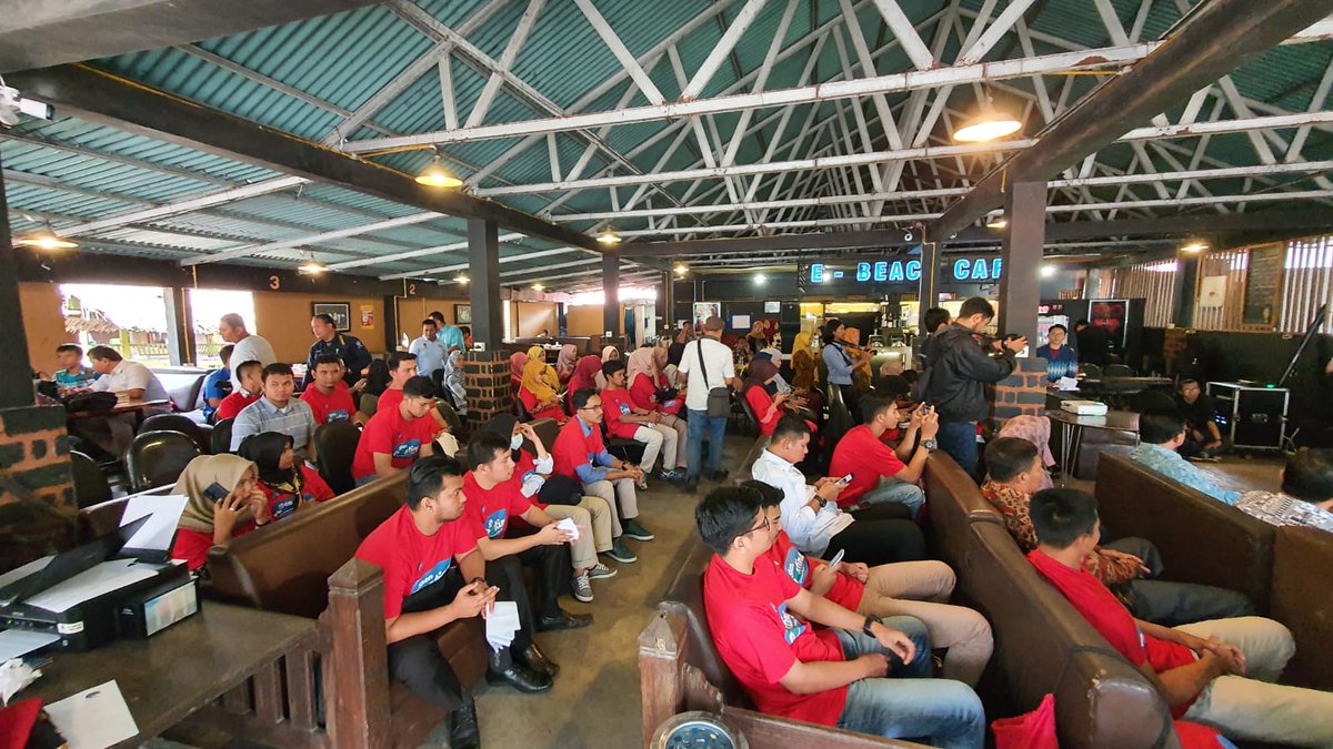 monica_anggen's tweet photo. Mas2 yang mainan hape kayaknya langsung nih manfaatin media sosial untuk promosi wisata.

Mutualan sekalian sm aku dong, Mas

#HariNusantaraAyokePariaman 
#genpostingpariaman
#temunetizenpadang https://t.co/pb1eIrDioK