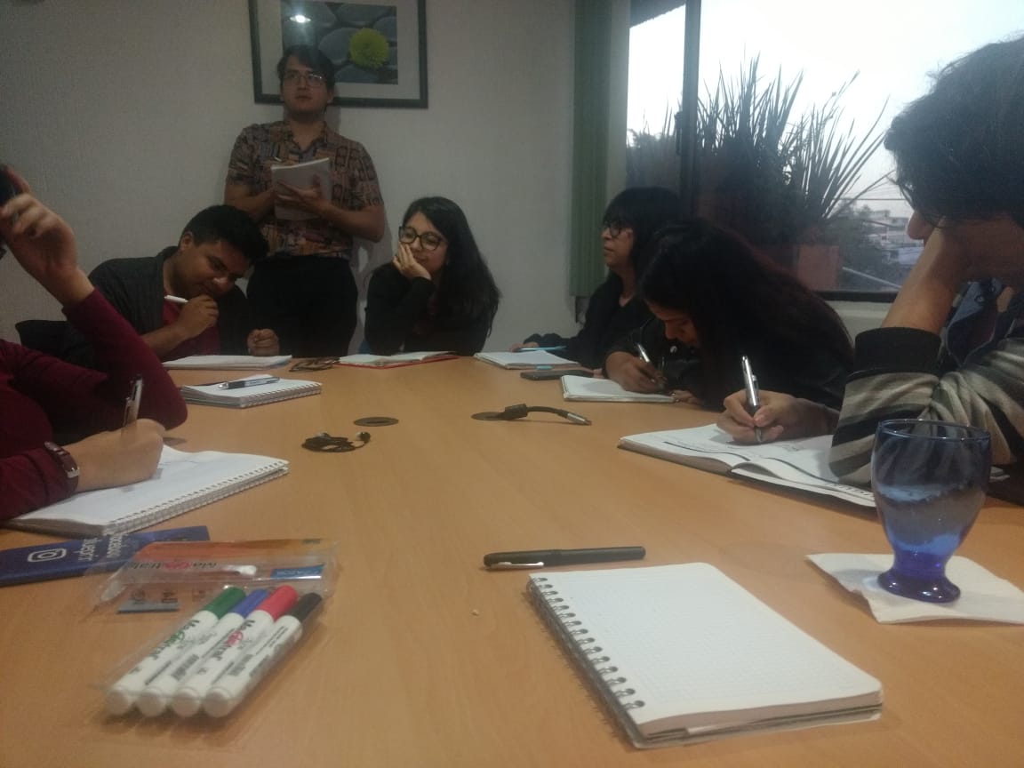 Hoy iniciamos un micro taller de #standupcomedy para los empleados de <a href="/soluciones_im/">Soluciones IM</a> ellos y ellas armarán su rutina bjao la tutela de @KrisitoRey y la presentarán en su fiesta de año nuevo.